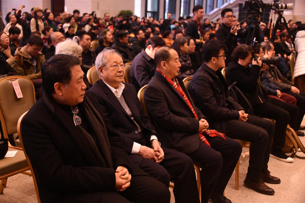 （韓玉臣與張文新老師、中國藝術(shù)研究院油畫院院長楊飛云在開幕式上）