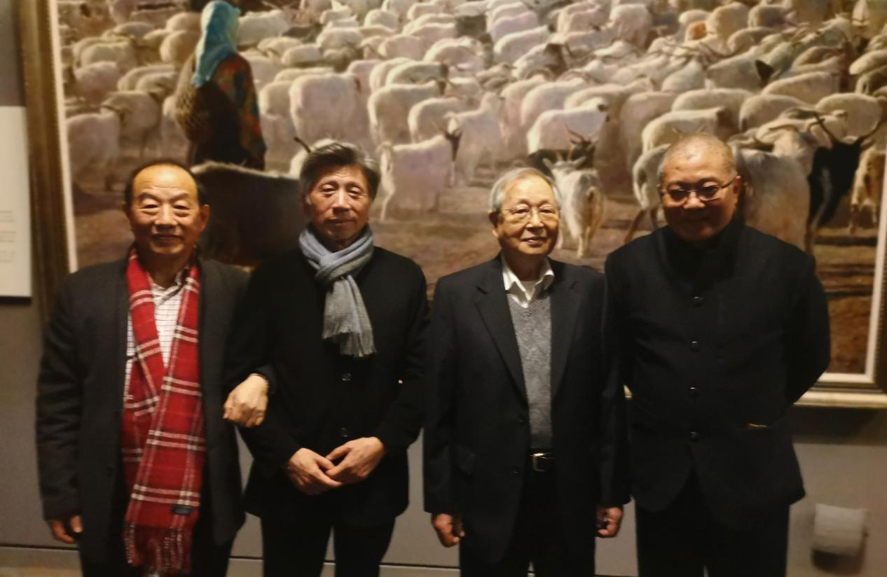 （韓玉臣與中國美術(shù)家協(xié)會主席、中央美術(shù)學(xué)院院長范迪安，張文新老師，中國美協(xié)副主席、中國美院院長許江在參展作品前合影）